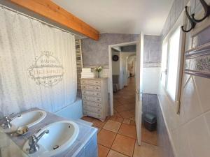O baie la La Maison de Coco 120m2 à 400 m de la plage +29 fotografii