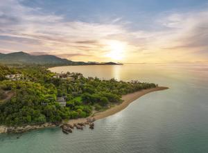 eine Luftaufnahme einer Insel im Ozean in der Unterkunft W Koh Samui in Mae Nam