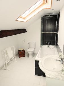 Koupelna v ubytování Maison St. James + 37 fotografií