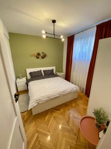 ein Schlafzimmer mit einem Bett und einem Tisch und einem Fenster in der Unterkunft Deluxe Apartment #CasaMihai Free Parking in Braşov