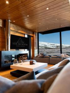 een woonkamer met een bank en een tafel bij The Ski Room Sierra Nevada in Sierra Nevada