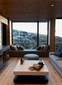 een woonkamer met een bank en een tafel bij The Ski Room Sierra Nevada in Sierra Nevada