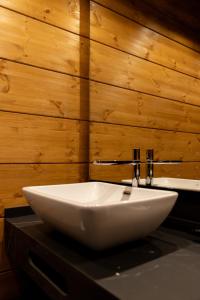 een witte wastafel op een aanrecht in een badkamer bij The Ski Room Sierra Nevada in Sierra Nevada