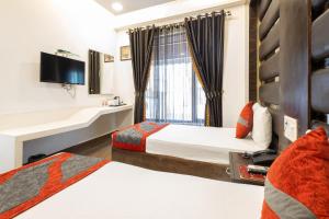 Postel nebo postele na pokoji v ubytování Hotel Gold Souk - Karol Bagh