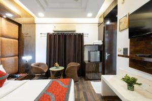 TV a/nebo společenská místnost v ubytování Hotel Gold Souk - Karol Bagh
