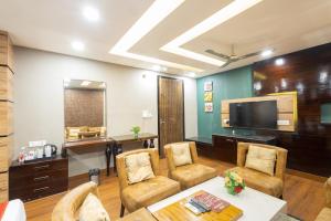 TV a/nebo společenská místnost v ubytování Hotel Gold Souk - Karol Bagh