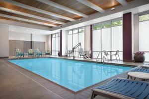 Bazén v ubytování Home2 Suites by Hilton Eugene Downtown University Area nebo v jeho okolí