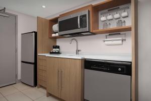 Kuchyň nebo kuchyňský kout v ubytování Home2 Suites by Hilton Eugene Downtown University Area