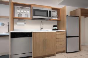Kuchyň nebo kuchyňský kout v ubytování Home2 Suites by Hilton Eugene Downtown University Area