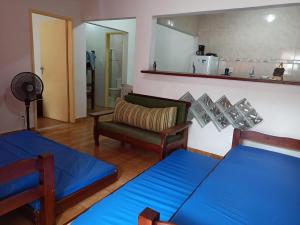 阿拉亚尔-杜卡布Casa - Centro - Arraial do Cabo - Aluguel Econômico的有两张床和一张沙发的客厅