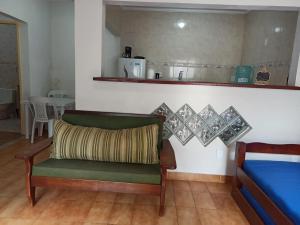 阿拉亚尔-杜卡布Casa - Centro - Arraial do Cabo - Aluguel Econômico的客厅里有一张沙发和一张桌子。