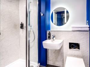 ibis budget Manchester Airport T2的一间浴室
