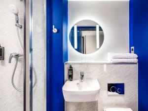 ibis budget Manchester Airport T2的一间浴室