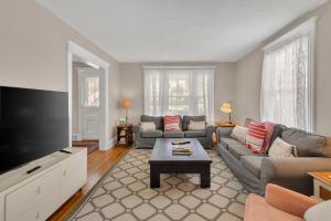 Μια τηλεόραση ή/και κέντρο ψυχαγωγίας στο Charming New England Home in West Hartford Center