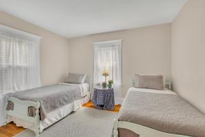 Ένα ή περισσότερα κρεβάτια σε δωμάτιο στο Charming New England Home in West Hartford Center