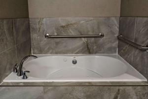 Koupelna v ubytování Radisson Hotel Edmonton Airport