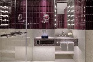 上海上海中山公园凯悦尚萃酒店的浴室配有洗手池和玻璃淋浴房