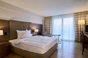 Uma cama ou camas num quarto em Dorint Parkhotel Bad Zurzach
