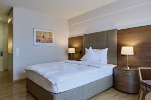 Uma cama ou camas num quarto em Dorint Parkhotel Bad Zurzach