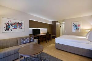 Postel nebo postele na pokoji v ubytování Dorint Parkhotel Bad Zurzach + 37 fotografií