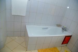 O baie la CALM SUITES KAMPALA +58 fotografii