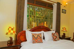 Un pat sau paturi într-o cameră la CALM SUITES KAMPALA