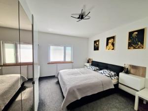 Łóżko lub łóżka w pokoju w obiekcie Apartamenty Promyk Wisełka