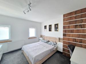 Łóżko lub łóżka w pokoju w obiekcie Apartamenty Promyk Wisełka