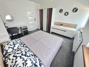 Łóżko lub łóżka w pokoju w obiekcie Apartamenty Promyk Wisełka