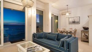 Posezení v ubytování Riviera - Panoramic Water Views In The Heart Of Nelson Bay