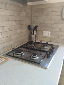 um forno de fogão sentado em cima de um balcão em V&V Tourist Lease 2024 em Locorotondo mais 4 fotografias