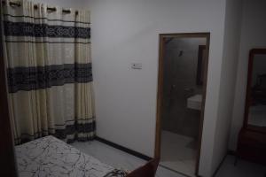 La salle de bains est pourvue d'un miroir et d'une douche. dans l'établissement Shenu Resort, à Mawella 4 autres photos