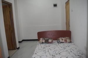 une chambre avec un lit avec deux oreillers dessus dans l'établissement Shenu Resort, à Mawella