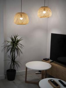 Μια τηλεόραση ή/και κέντρο ψυχαγωγίας στο Apartamentos Crispín Candela