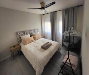 Ένα ή περισσότερα κρεβάτια σε δωμάτιο στο Apartamentos Crispín Candela