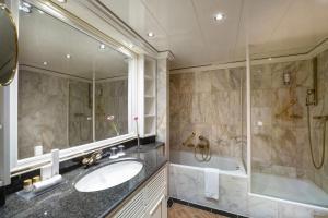 Uma casa de banho em Maritim Hotel Stuttgart