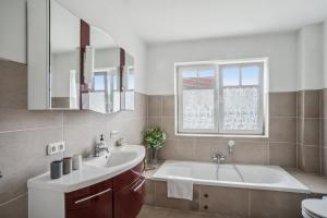 Vannituba majutusasutuses Große Traumwohnung mit Garten +33 fotot