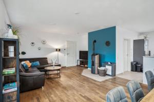 Televiisor ja/või meelelahutuskeskus majutusasutuses Große Traumwohnung mit Garten