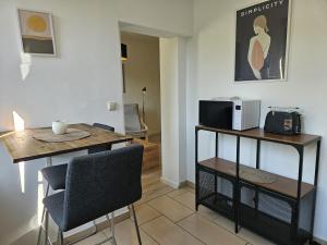 Una sala de estar con una mesa y un microondas. en Gästehaus Kölnische Straße, en Kassel