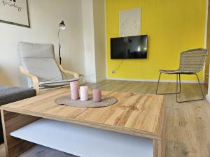 sala de estar con mesa de centro y TV en Gästehaus Kölnische Straße, en Kassel