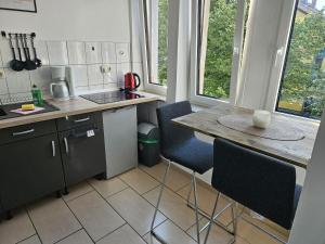 Una cocina con una mesa y algunas sillas. en Gästehaus Kölnische Straße, en Kassel