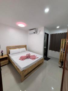 Ένα ή περισσότερα κρεβάτια σε δωμάτιο στο Kataluma Inn