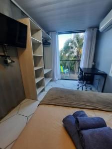 Postel nebo postele na pokoji v ubytování Apartamento Container com Sacada, Split e Estacionamento