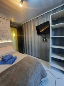 Postel nebo postele na pokoji v ubytování Apartamento Container com Sacada, Split e Estacionamento