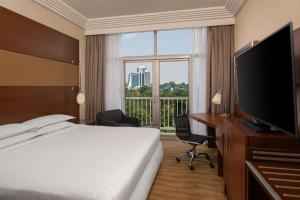 TV a/nebo společenská místnost v ubytování Sheraton Kampala Hotel