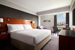 Postel nebo postele na pokoji v ubytování Paris Marriott Rive Gauche Hotel & Conference Center