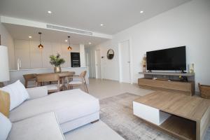 TV a/nebo společenská místnost v ubytování Three Bedroom Villa With Private Pool & Solarium