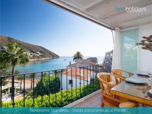 ein Balkon mit Blick auf das Meer in der Unterkunft Penthouse SeaEsta by HMR Holidays in Rada de Moraira