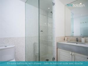 ein Badezimmer mit Dusche, Waschbecken und Toilette in der Unterkunft Penthouse SeaEsta by HMR Holidays in Rada de Moraira + 27 Fotos