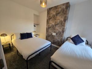 a room with two beds in a room at The Grand four bed getaway- Sleeps 9-free on street parking in Birmingham